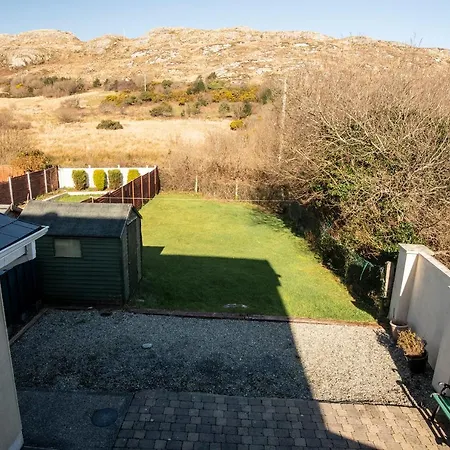 Townhouse Tucked Under The Hill * Clifden