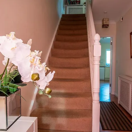 Townhouse Tucked Under The Hill Ferienhaus
