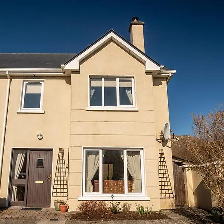 Townhouse Tucked Under The Hill Clifden